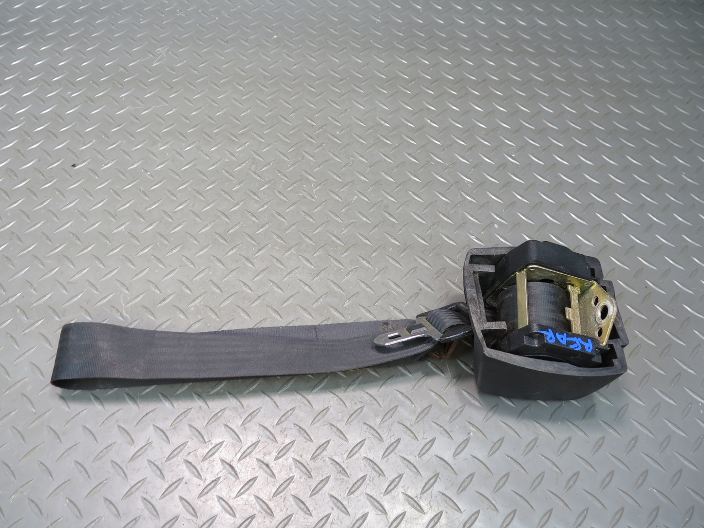 75-76 MERCEDES 300 D W115 SET OF 2 REAR LEFT & RIGHT SEATBELT RETRACTORS OEM