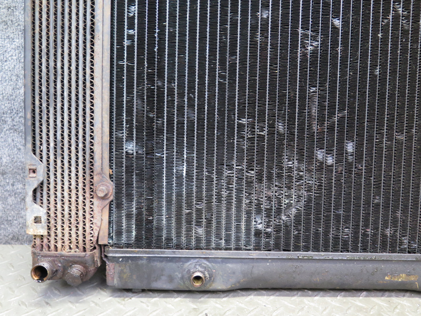 75-76 Mercedes W115 300SD Engine Cooling Radiator w Cap & Oil Cooler 14K OEM