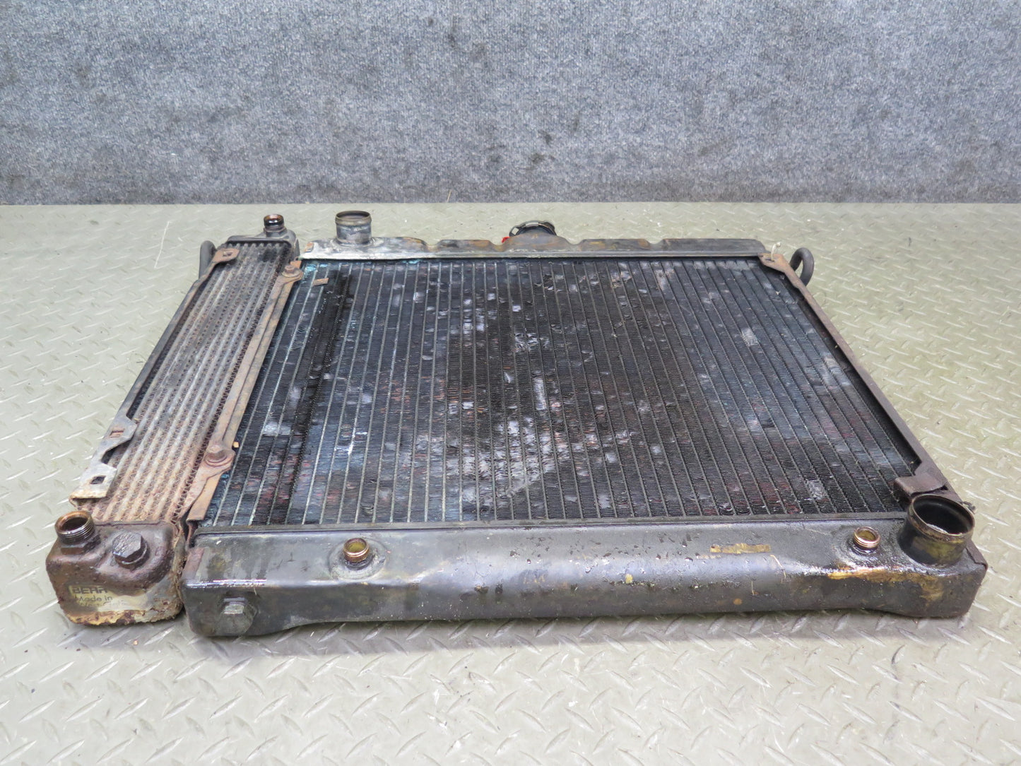75-76 Mercedes W115 300SD Engine Cooling Radiator w Cap & Oil Cooler 14K OEM