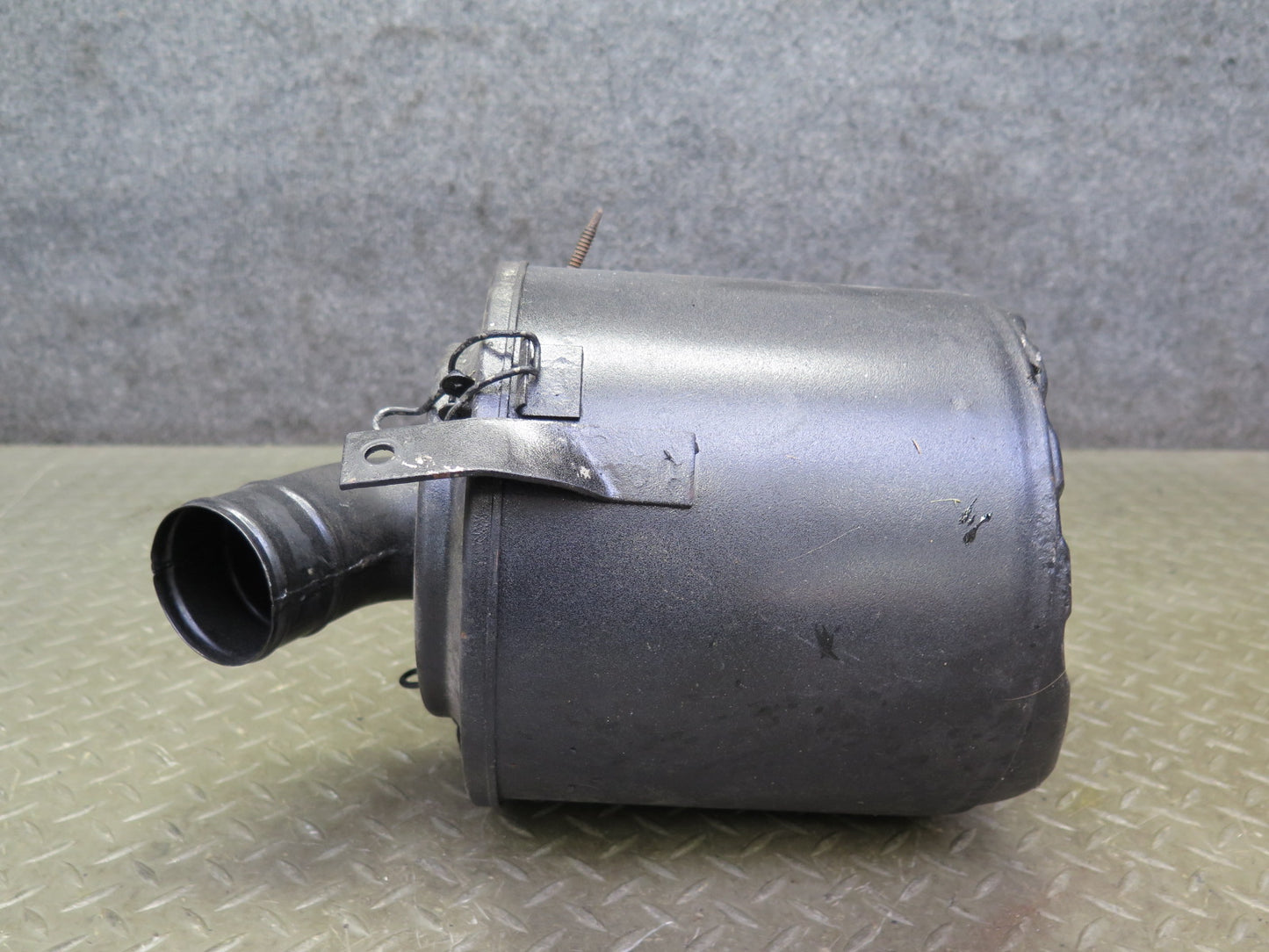 75-76 Mercedes W115 300SD Engine Air Box Filter Intake Cleaner Housing OEM