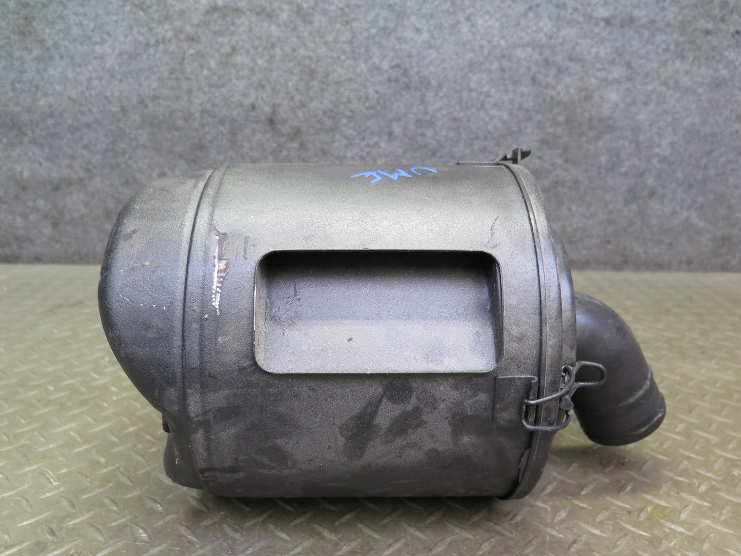 75-76 Mercedes W115 300SD Engine Air Box Filter Intake Cleaner Housing OEM