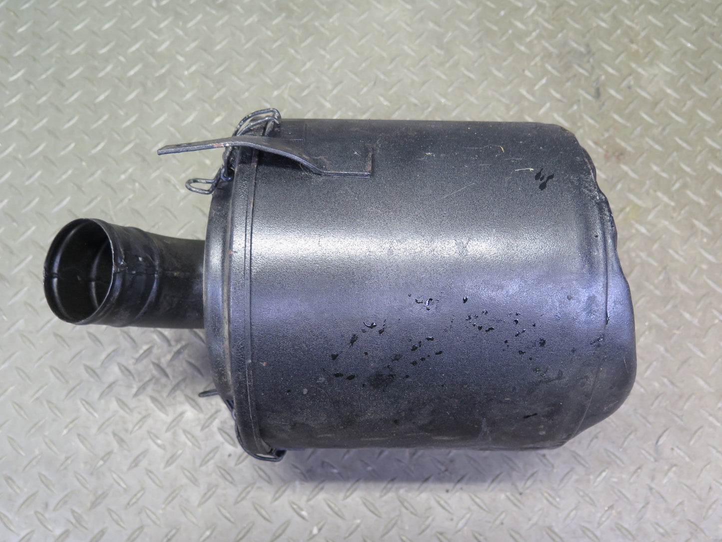 75-76 Mercedes W115 300SD Engine Air Box Filter Intake Cleaner Housing OEM