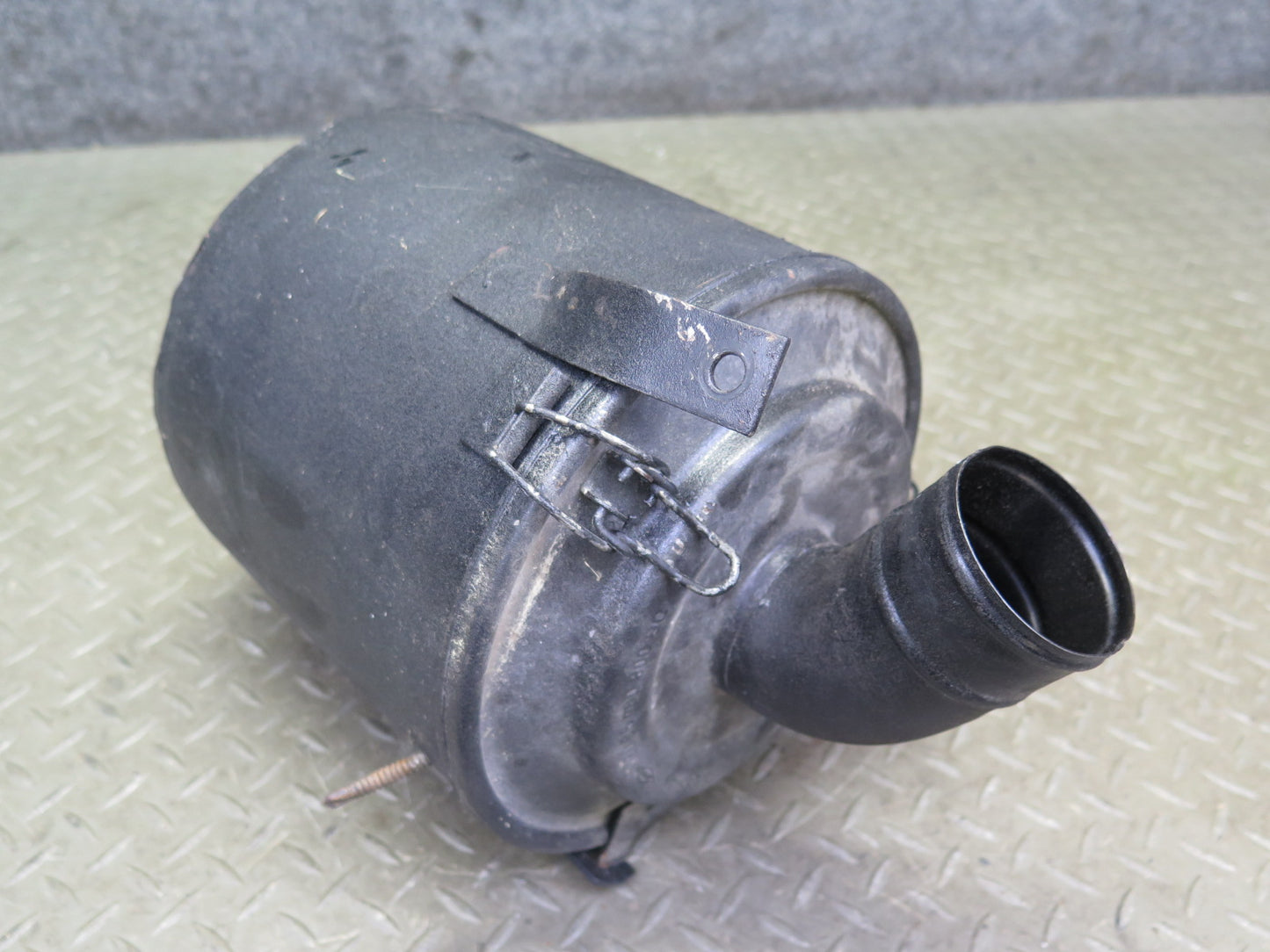 75-76 Mercedes W115 300SD Engine Air Box Filter Intake Cleaner Housing OEM