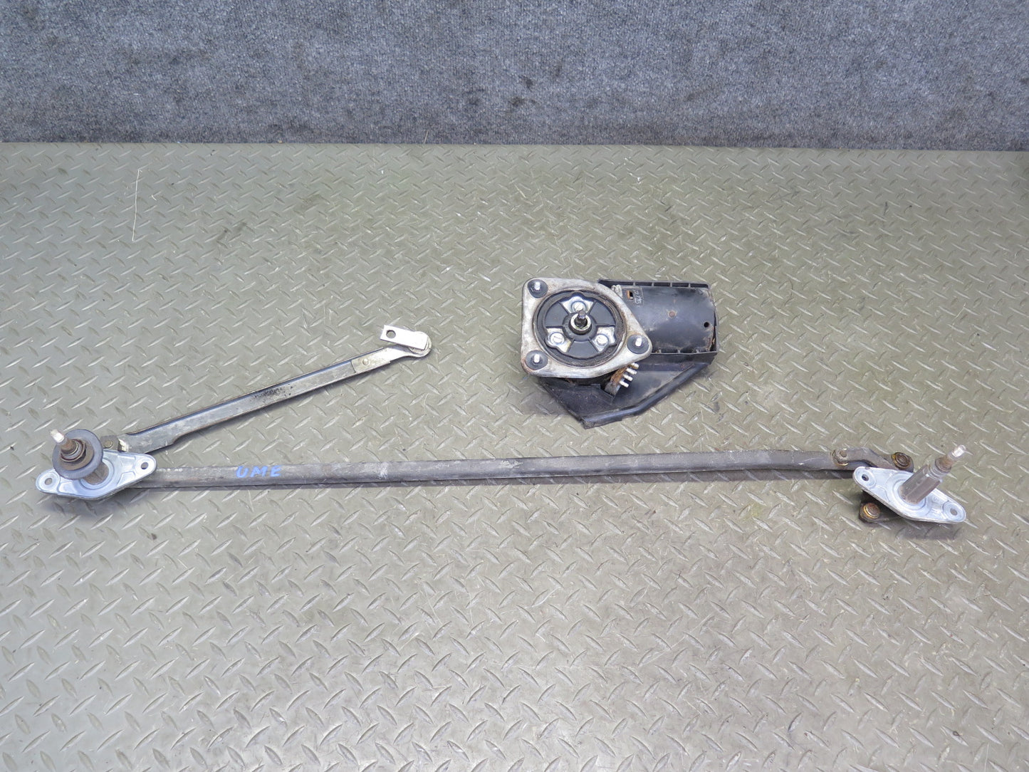 75-76 Mercedes W115 300SD Windshield Wiper Transmission Linkage w Motor Set OEM