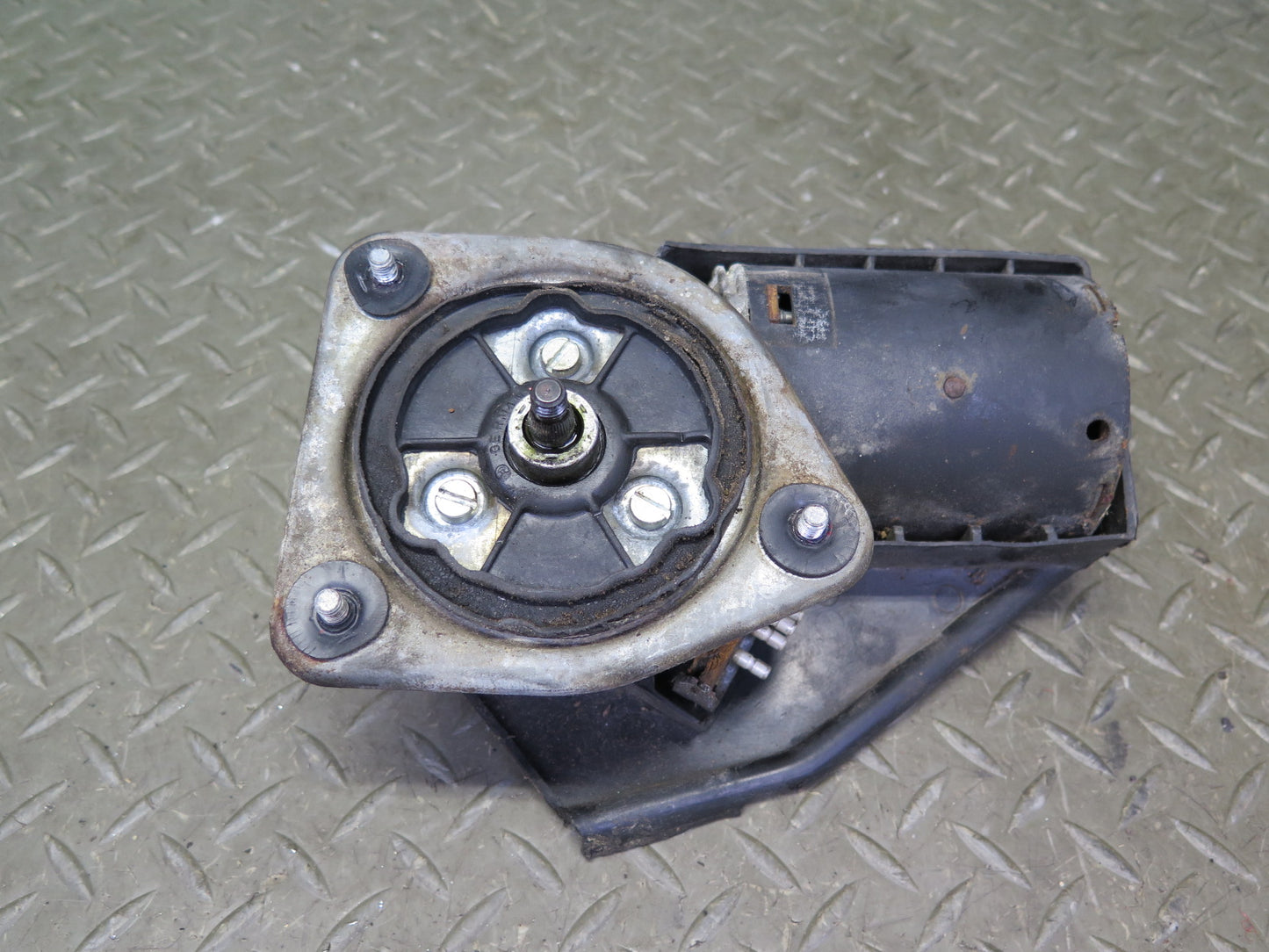 75-76 Mercedes W115 300SD Windshield Wiper Transmission Linkage w Motor Set OEM