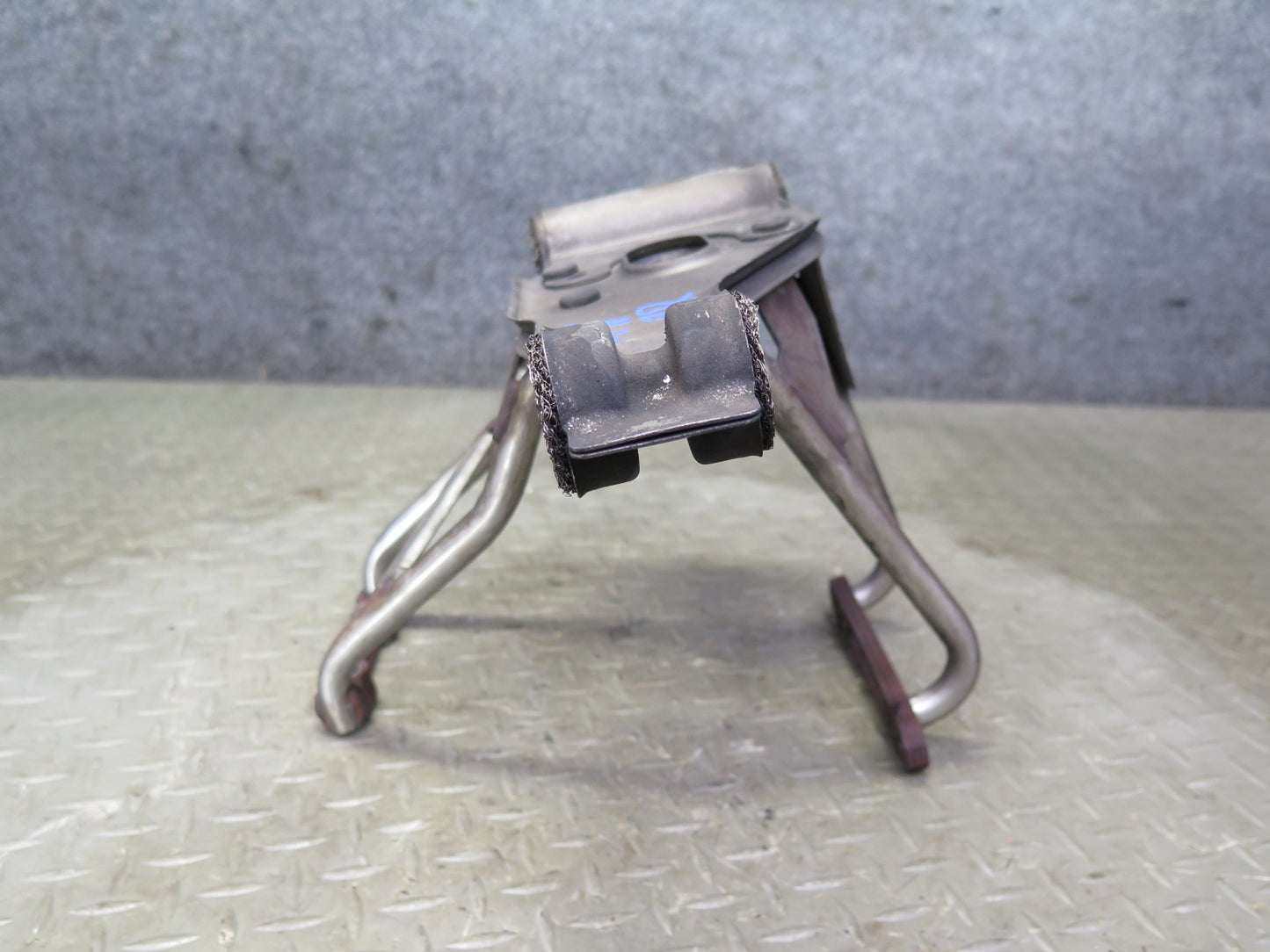 1999-2001 Porsche 911 996 3.4L Rear Exhaust Muffler Bracket Support 99611123801