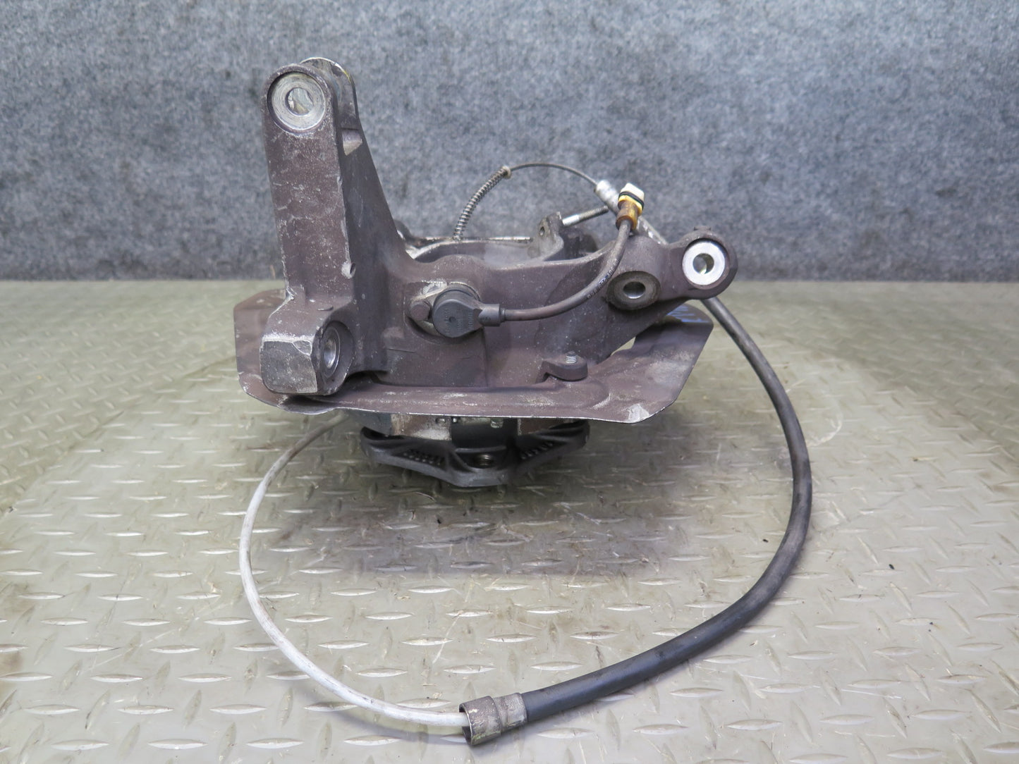 1999-2004 Porsche 911 996 RWD Rear Right Spindle Knuckle Wheel Hub