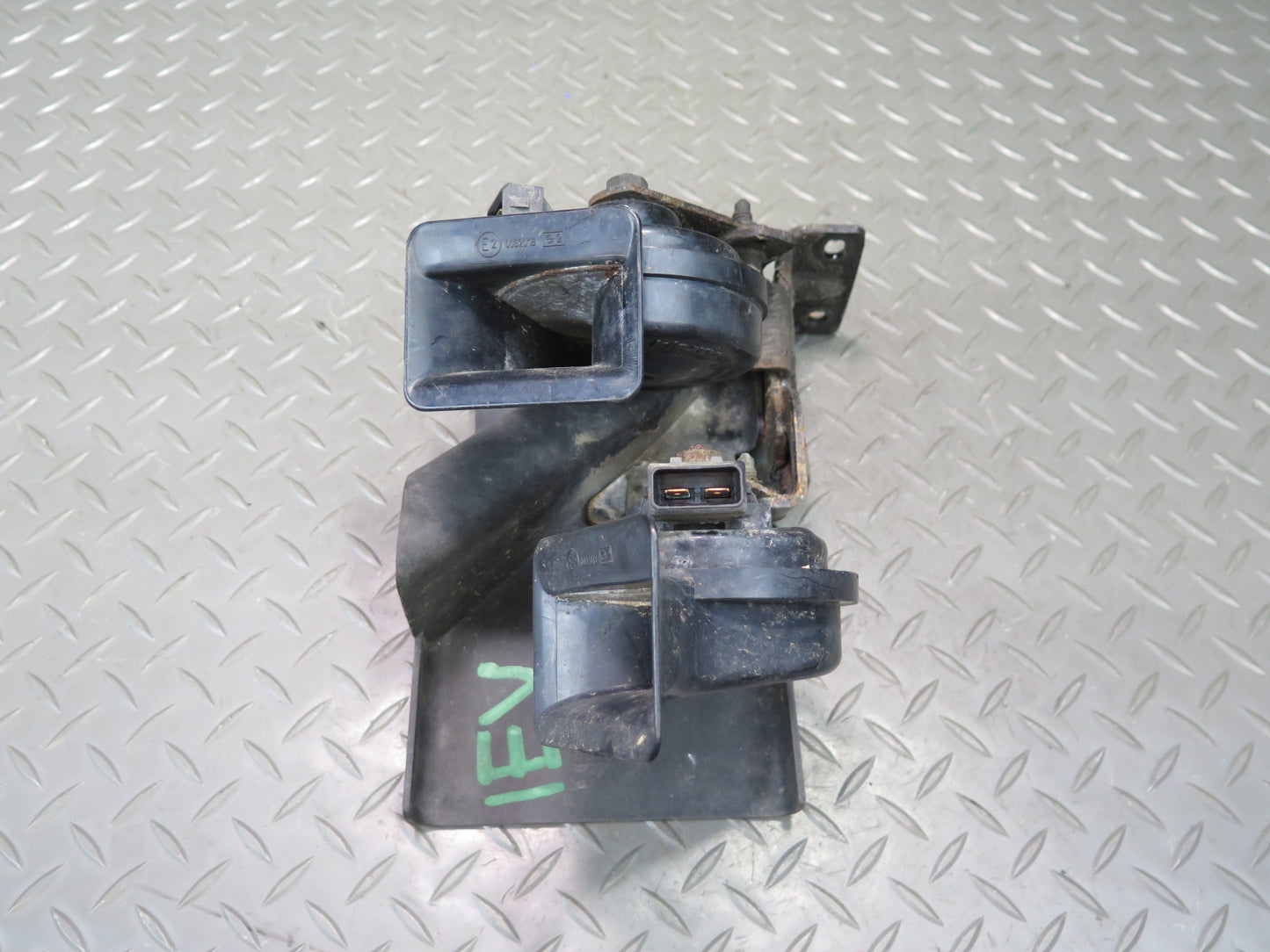 99-03 VW Eurovan T4 Set of 2 High & Low Tone Note Pitch Horn Signal OEM