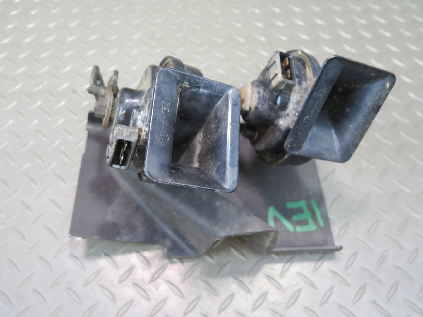 99-03 VW Eurovan T4 Set of 2 High & Low Tone Note Pitch Horn Signal OEM