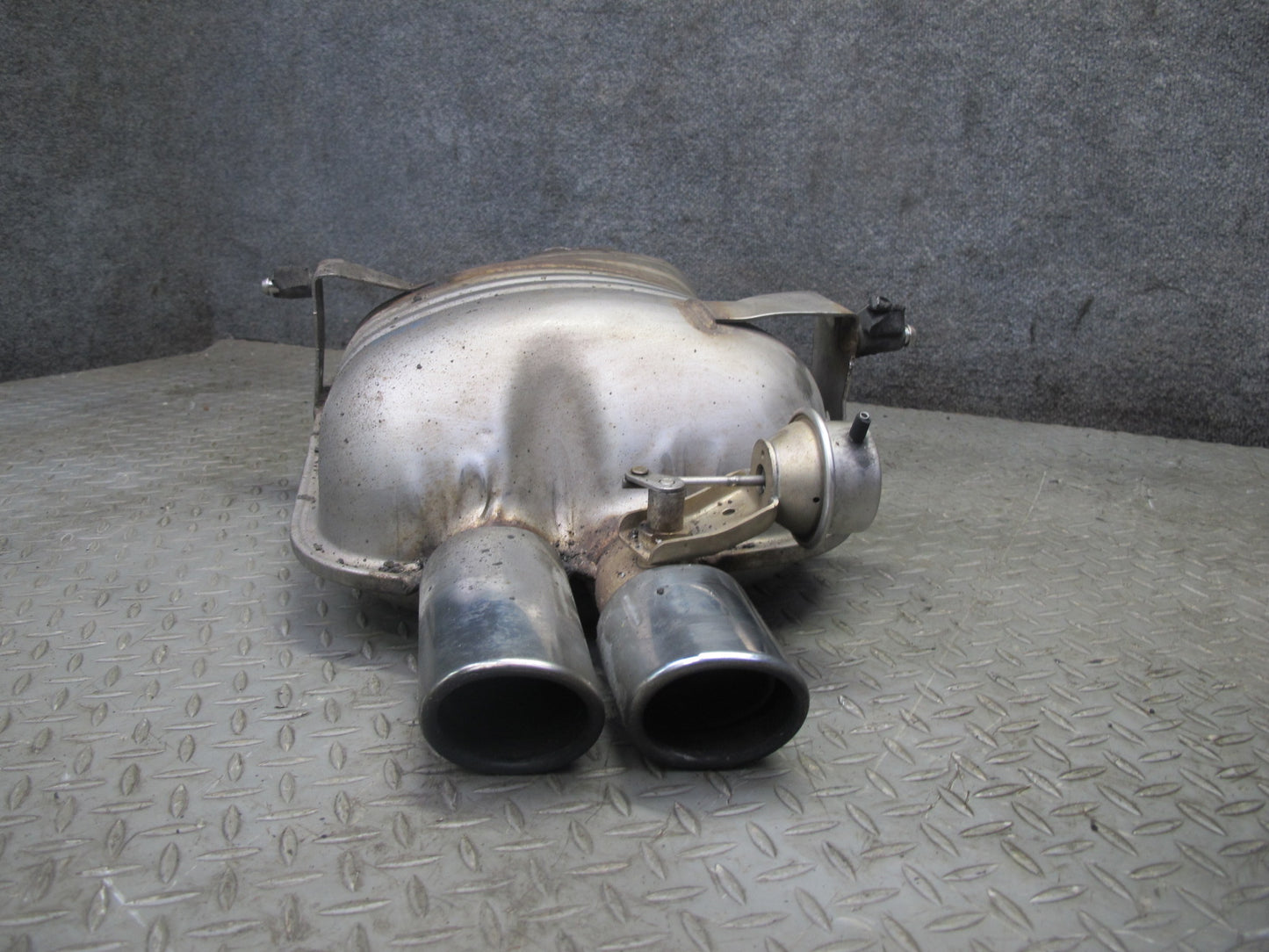 01-06 BMW E46 330ci Convertible Rear Exhaust Muffler 7502553 OEM