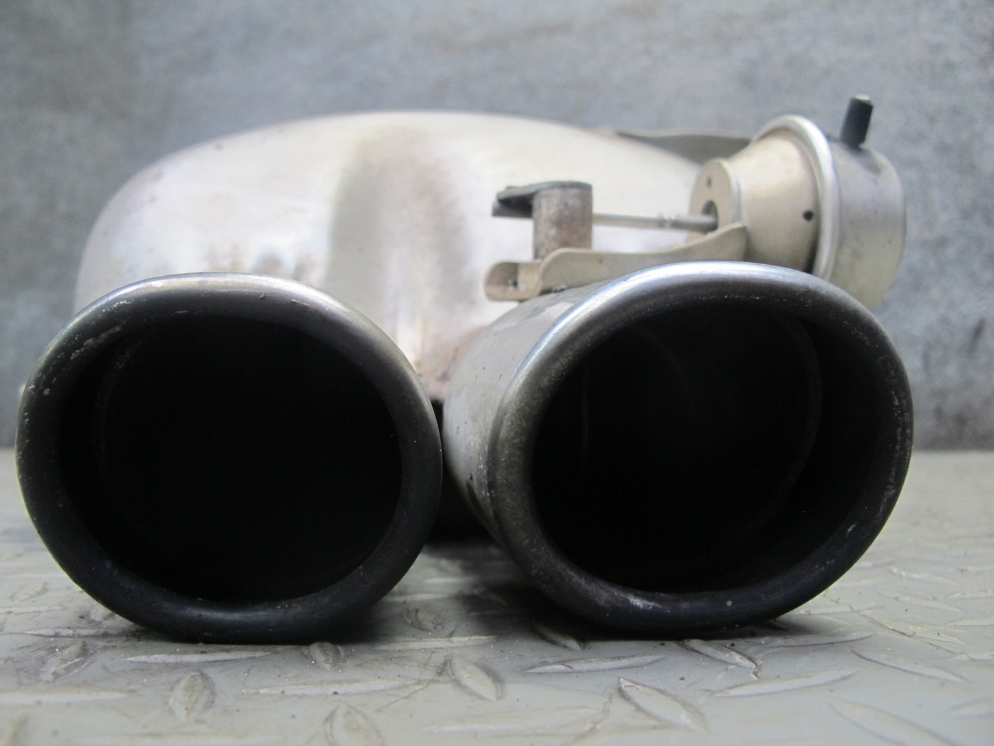 01-06 BMW E46 330ci Convertible Rear Exhaust Muffler 7502553 OEM