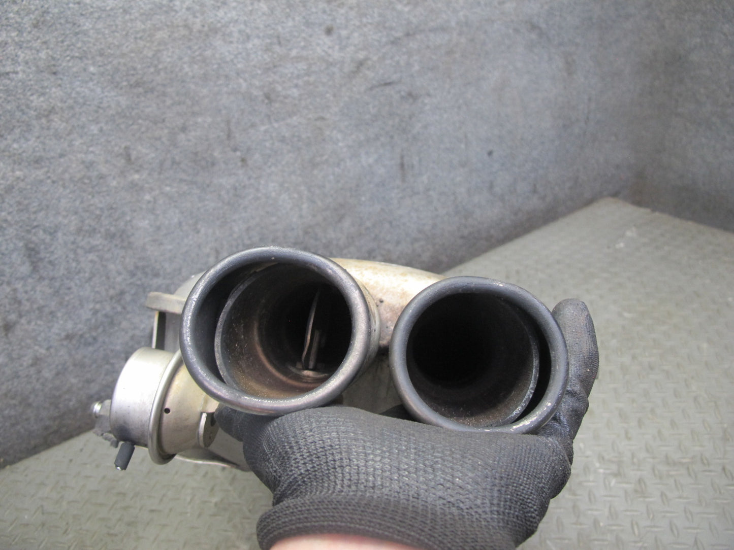 01-06 BMW E46 330ci Convertible Rear Exhaust Muffler 7502553 OEM