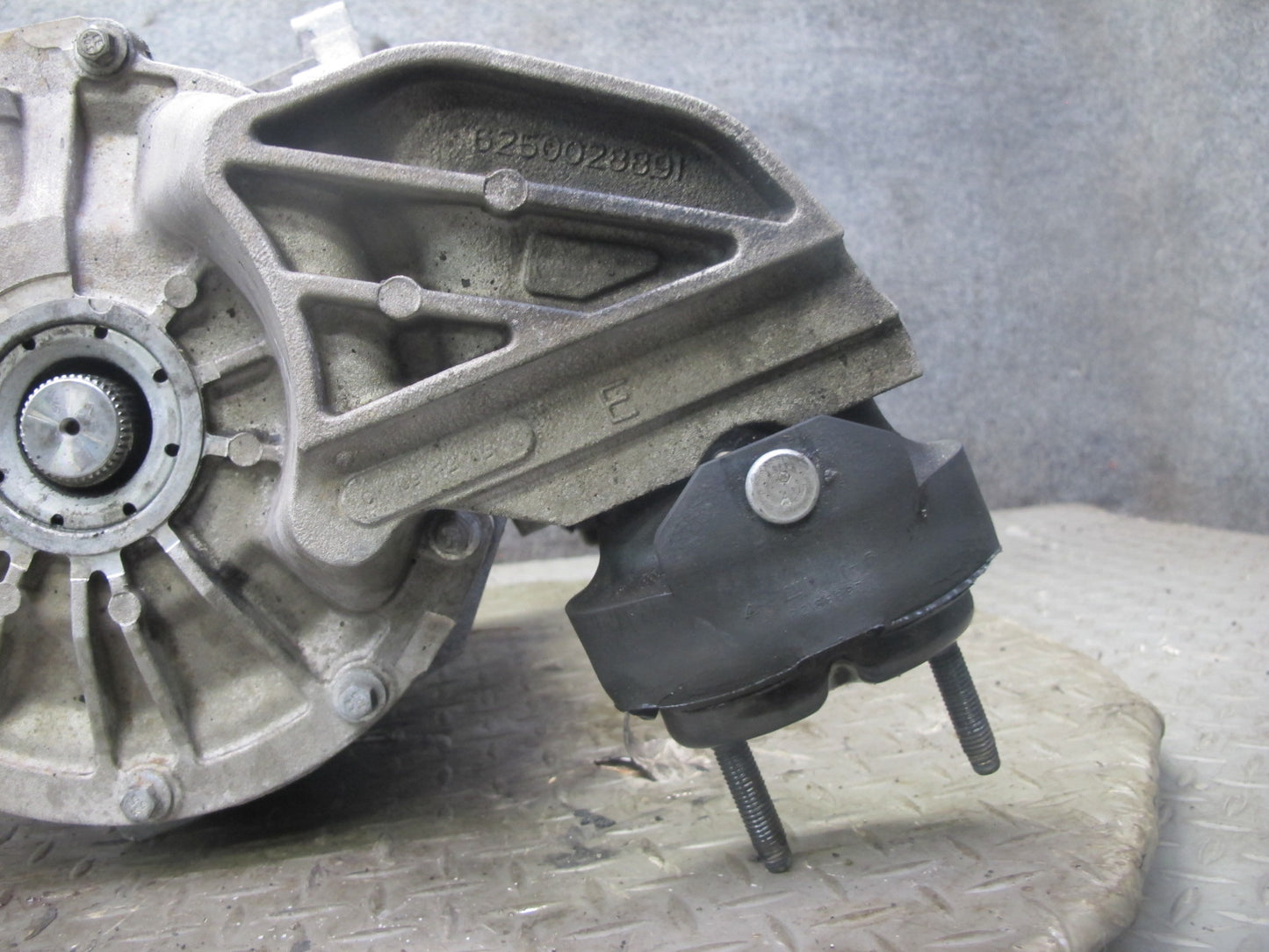 2004-2006 Cadillac XLR 4.6L Rear Differential Axle Carrier Assembly 2.93 Ratio