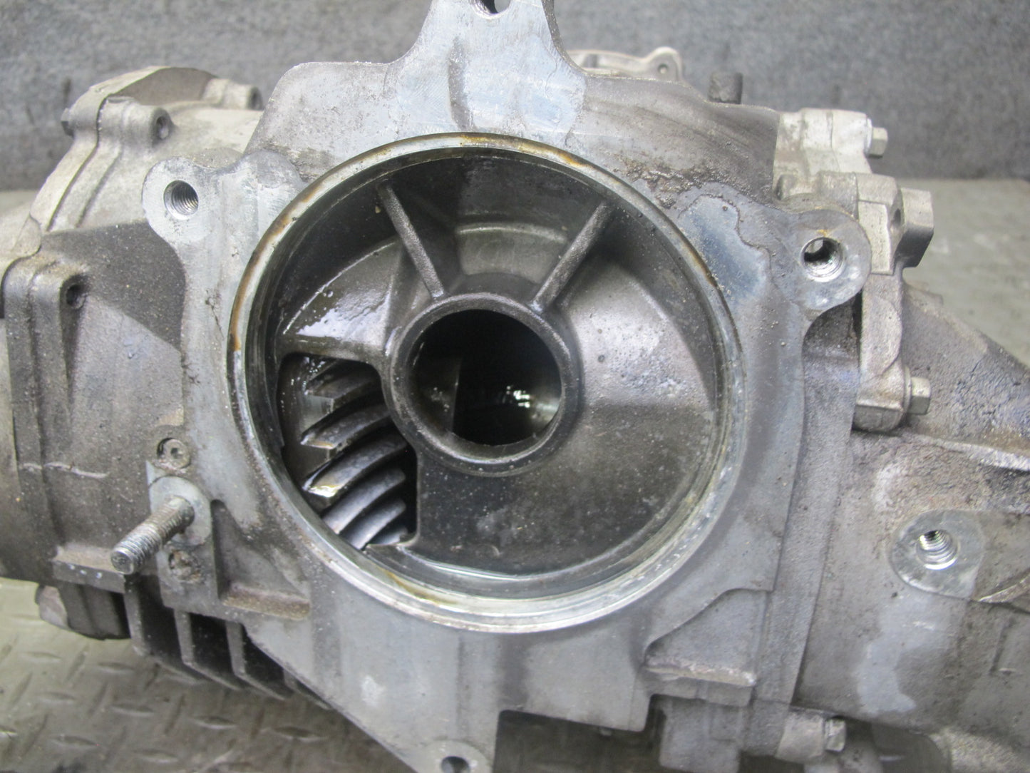 2004-2006 Cadillac XLR 4.6L Rear Differential Axle Carrier Assembly 2.93 Ratio