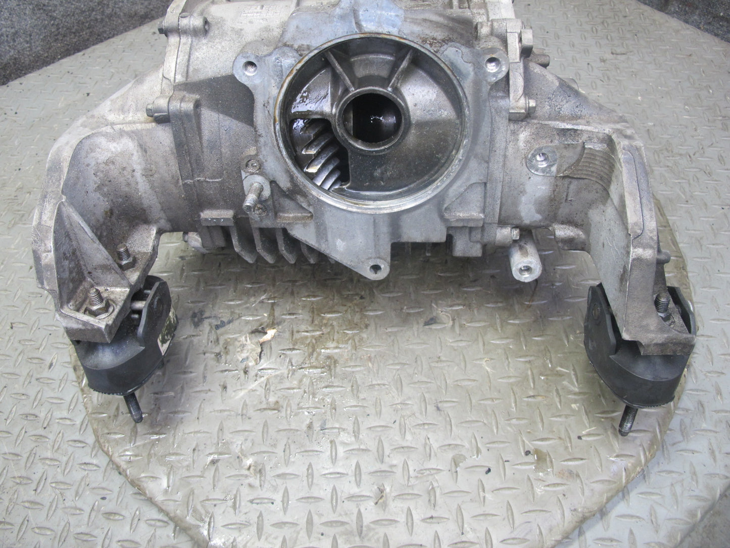 2004-2006 Cadillac XLR 4.6L Rear Differential Axle Carrier Assembly 2.93 Ratio