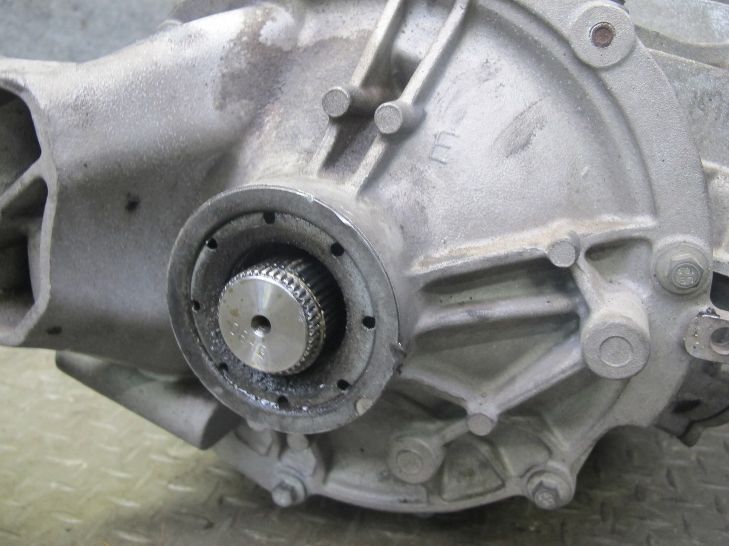 2004-2006 Cadillac XLR 4.6L Rear Differential Axle Carrier Assembly 2.93 Ratio