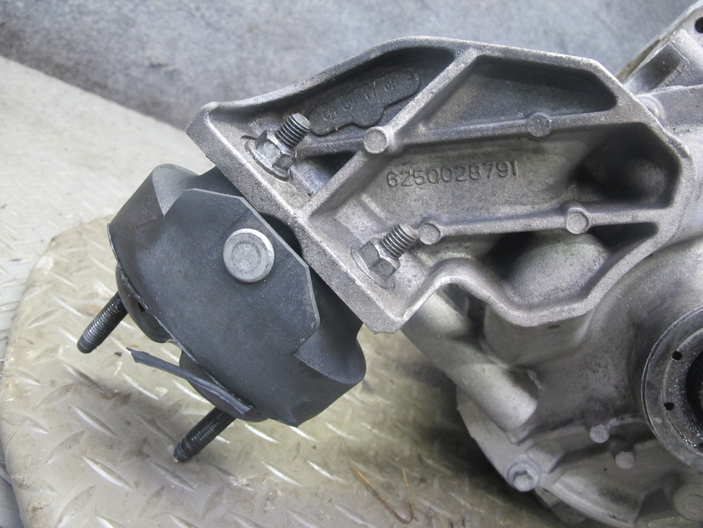 2004-2006 Cadillac XLR 4.6L Rear Differential Axle Carrier Assembly 2.93 Ratio