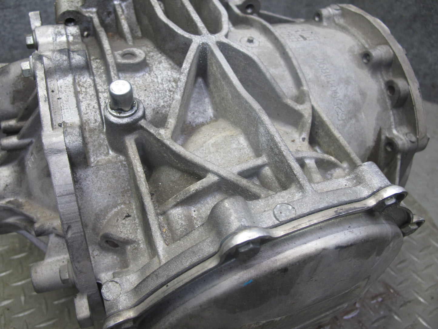 2004-2006 Cadillac XLR 4.6L Rear Differential Axle Carrier Assembly 2.93 Ratio