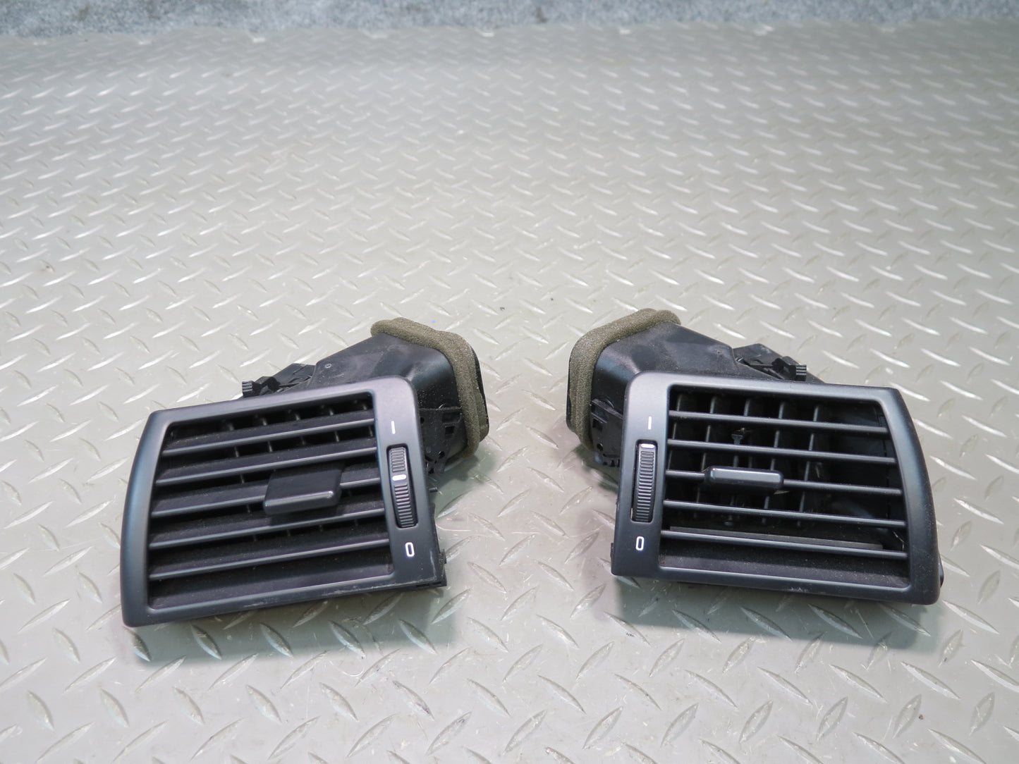 01-06 BMW E46 330ci Set of 2 Dash Front Right & Left Side Air Vent Grille OEM