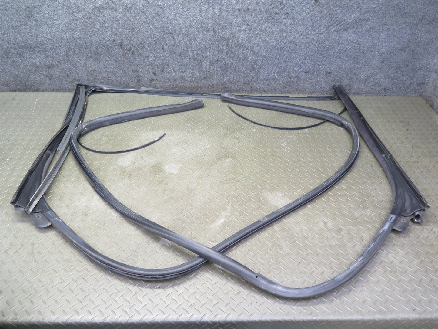 01-06 BMW E46 330ci Convertible Windshield Door Weatherstrip Rubber Seal OEM