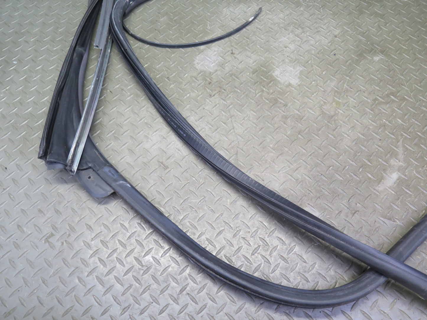 01-06 BMW E46 330ci Convertible Windshield Door Weatherstrip Rubber Seal OEM