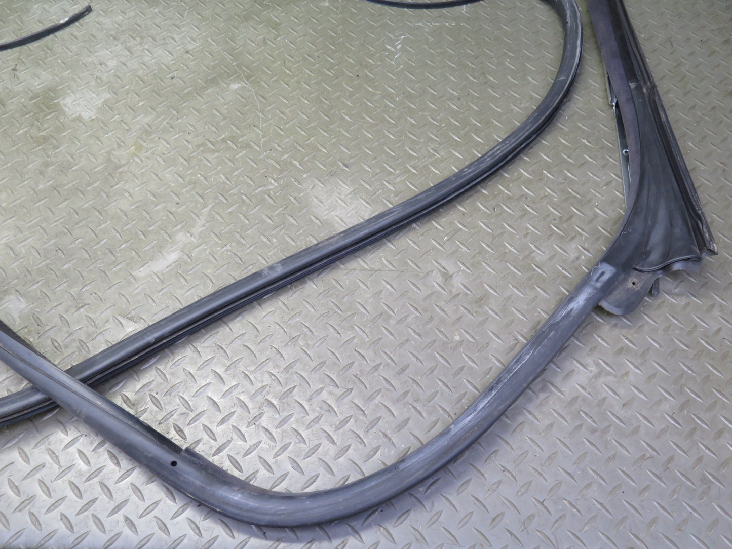 01-06 BMW E46 330ci Convertible Windshield Door Weatherstrip Rubber Seal OEM
