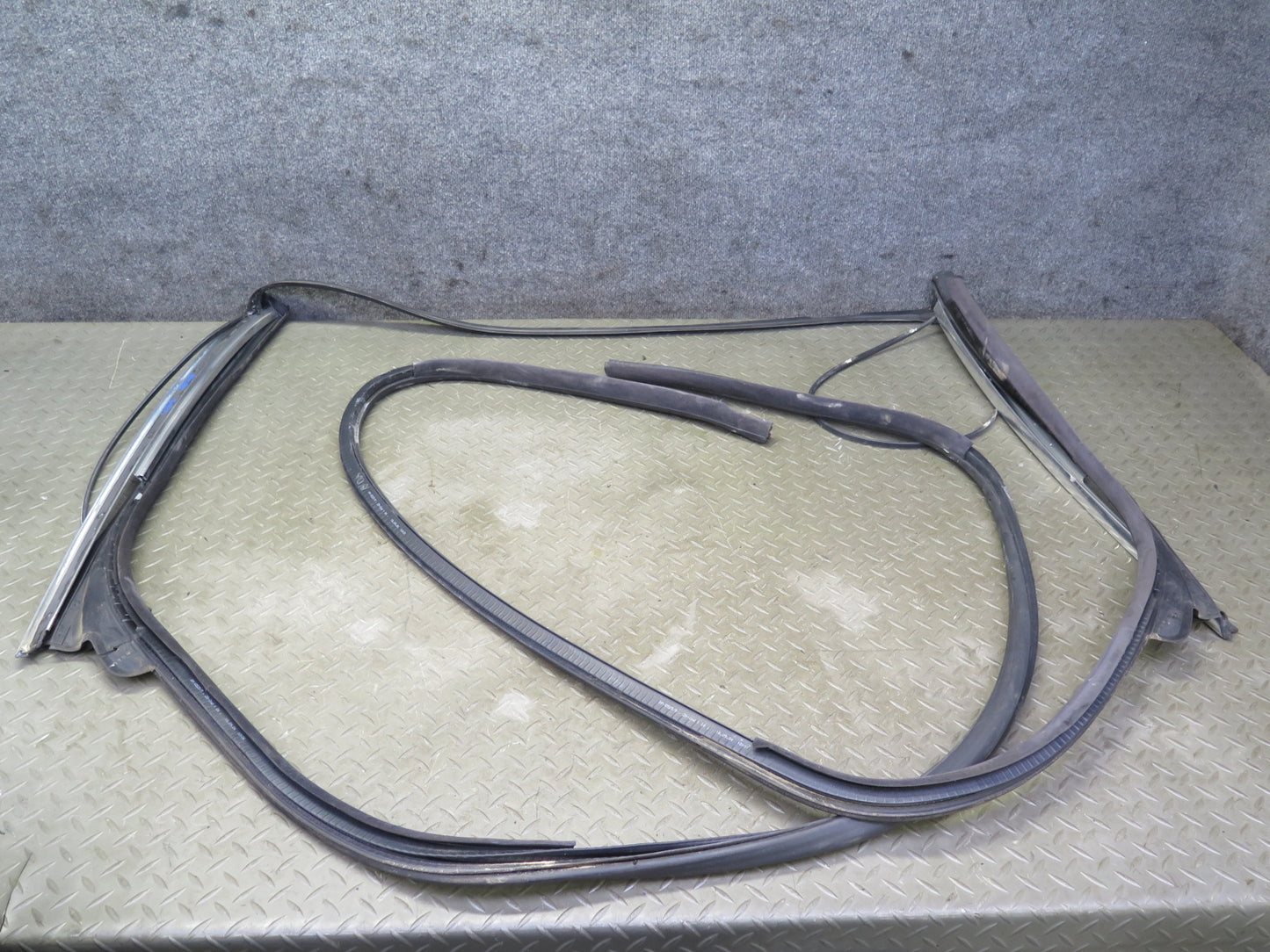 01-06 BMW E46 330ci Convertible Windshield Door Weatherstrip Rubber Seal OEM