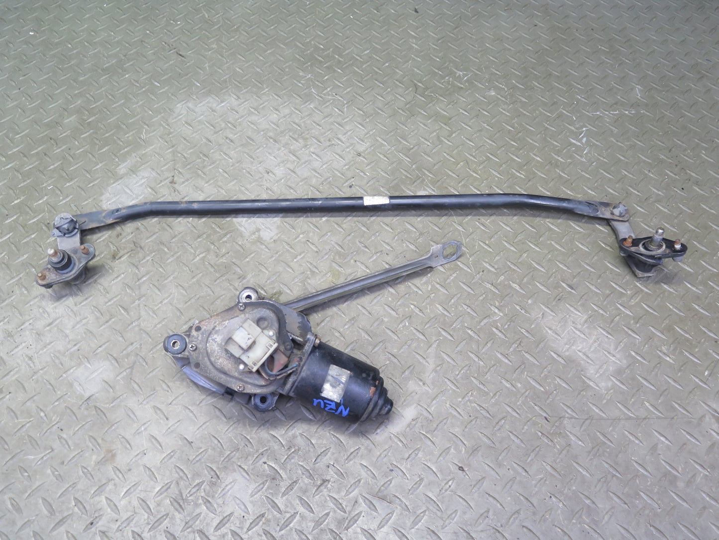 84-89 Nissan Z31 300ZX Windshield Wiper Transmission Linkage w Motor Set OEM