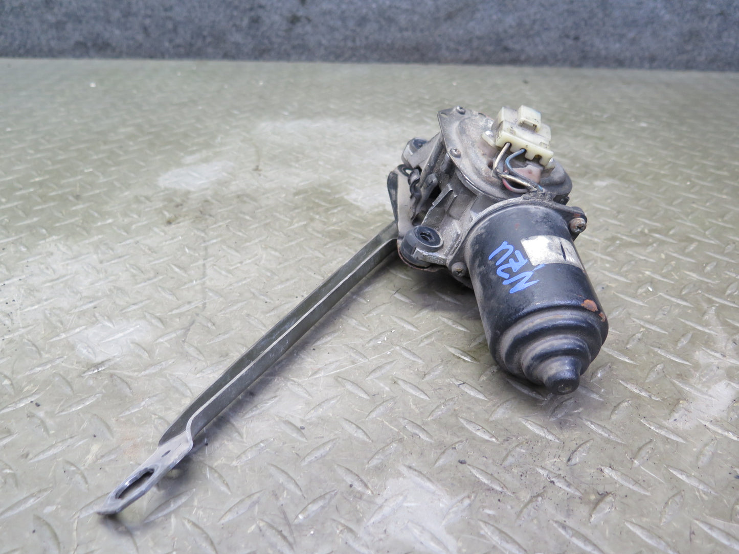 84-89 Nissan Z31 300ZX Windshield Wiper Transmission Linkage w Motor Set OEM