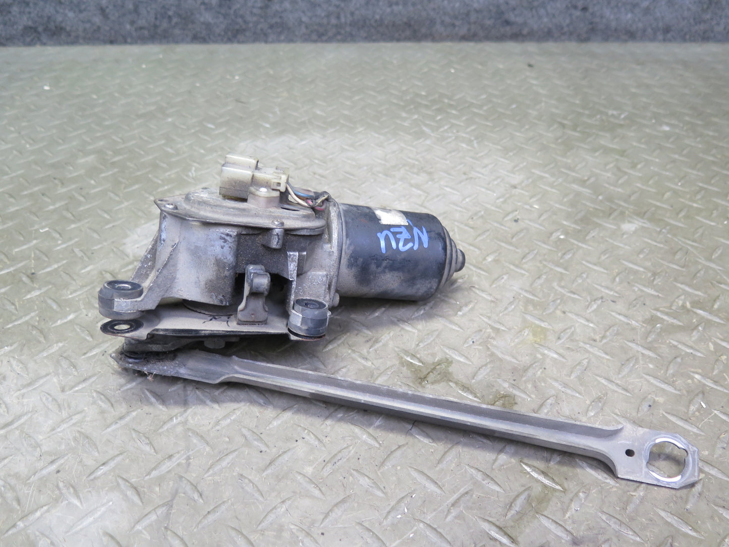 84-89 Nissan Z31 300ZX Windshield Wiper Transmission Linkage w Motor Set OEM