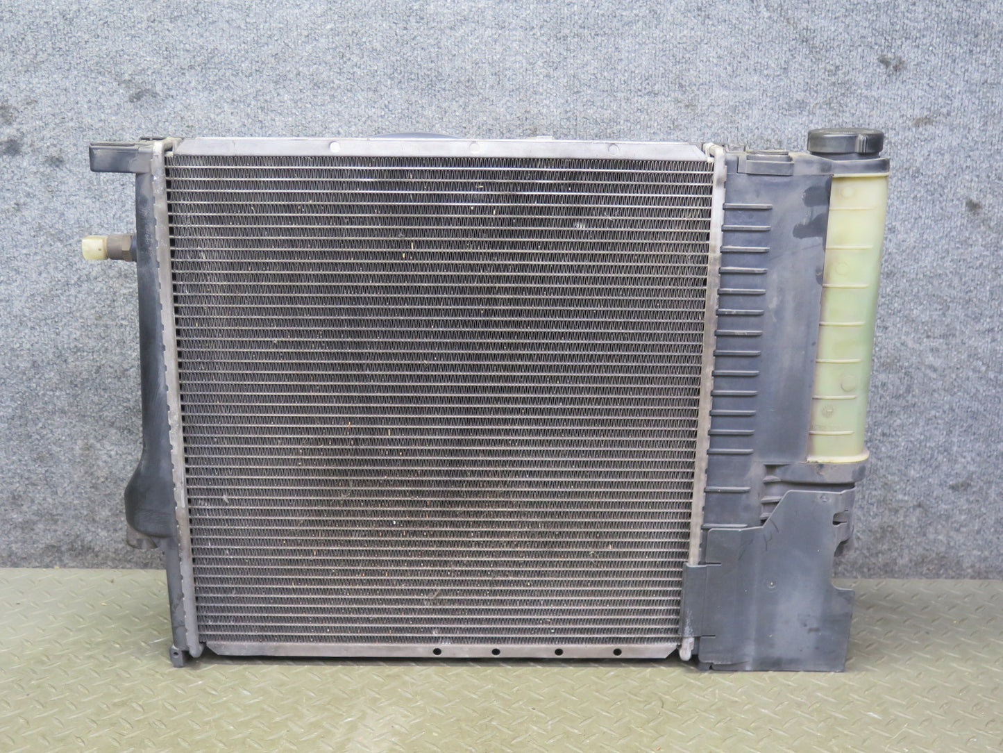 95-99 BMW E36 318ti 1.9L M44 Engine Cooling Fan Motor Shroud w Radiator OEM