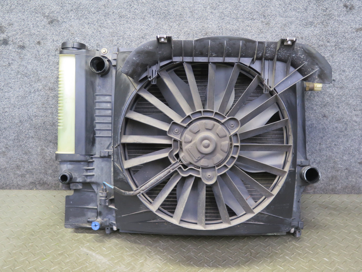 95-99 BMW E36 318ti 1.9L M44 Engine Cooling Fan Motor Shroud w Radiator OEM