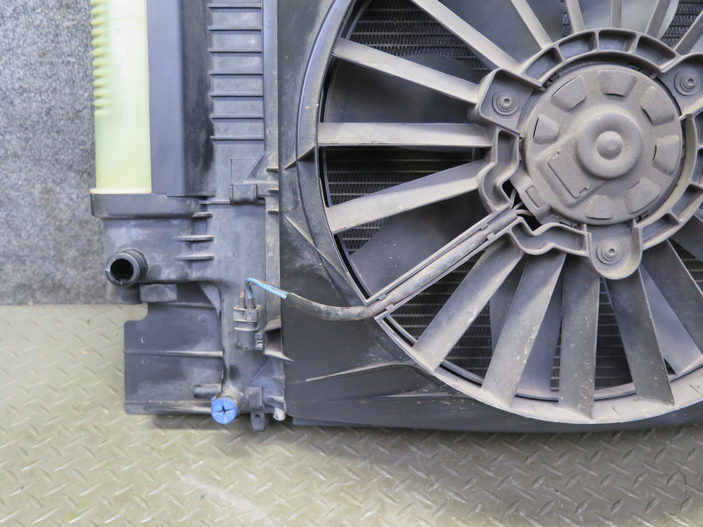 95-99 BMW E36 318ti 1.9L M44 Engine Cooling Fan Motor Shroud w Radiator OEM