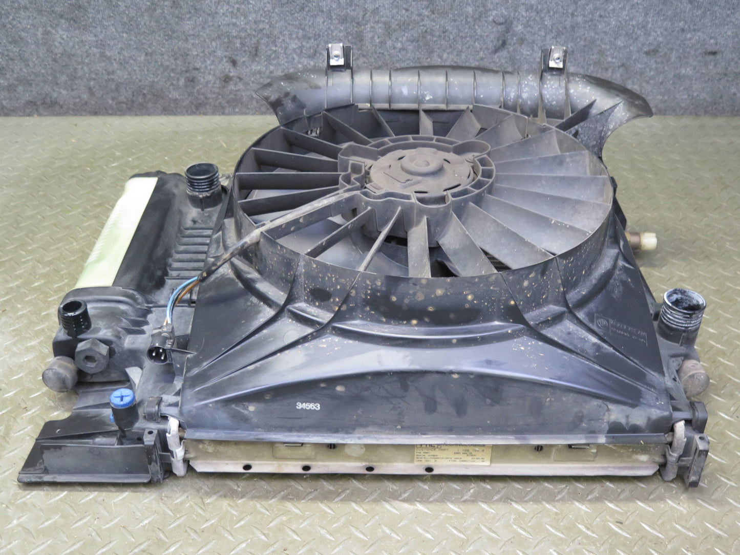 95-99 BMW E36 318ti 1.9L M44 Engine Cooling Fan Motor Shroud w Radiator OEM