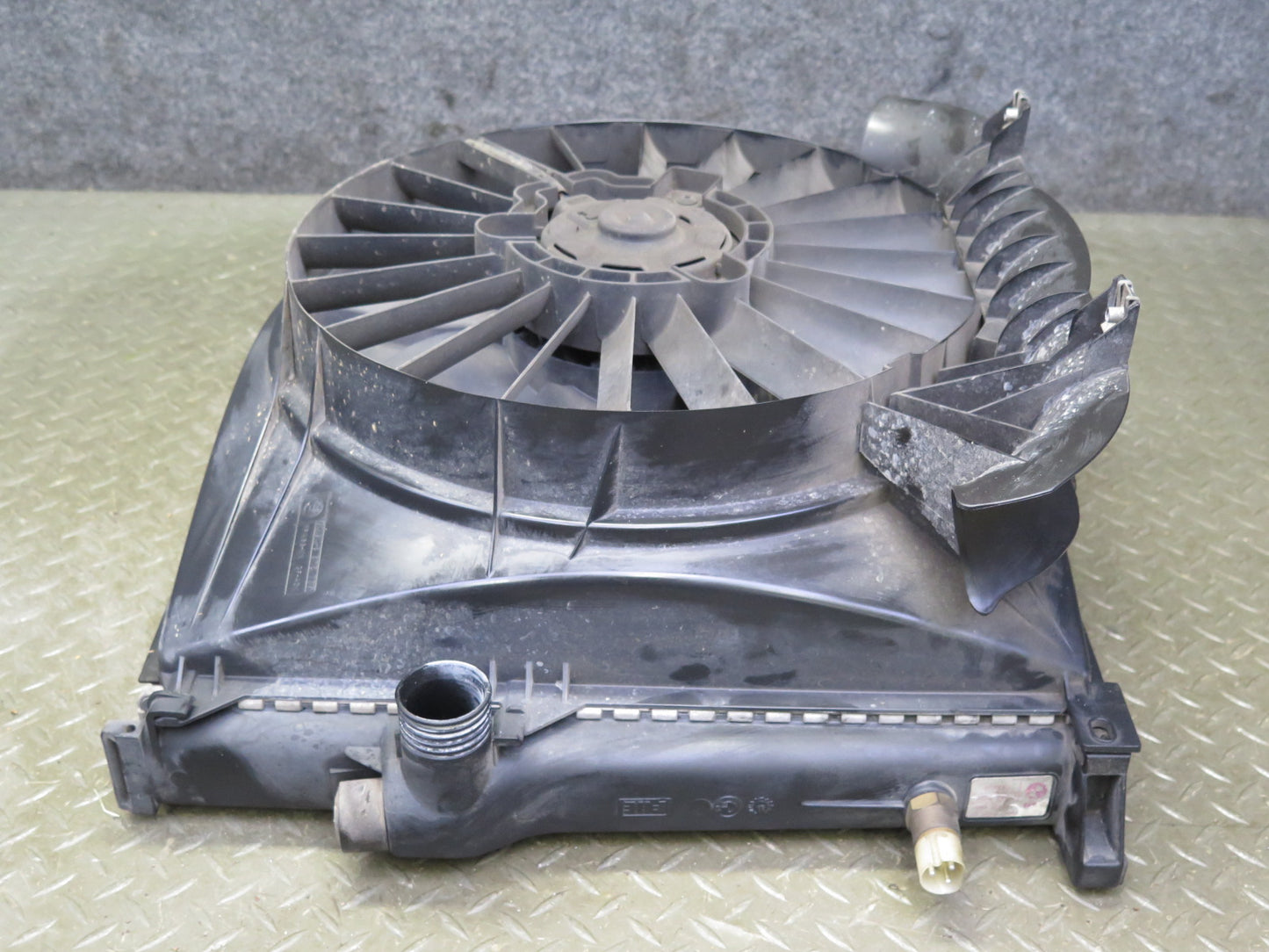 95-99 BMW E36 318ti 1.9L M44 Engine Cooling Fan Motor Shroud w Radiator OEM