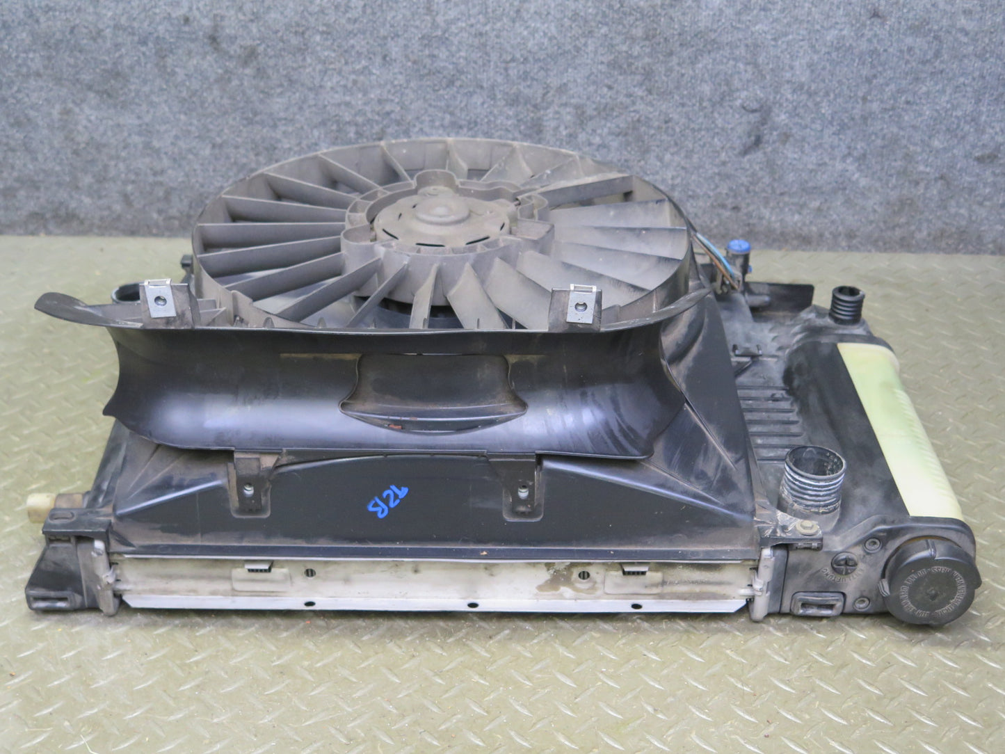 95-99 BMW E36 318ti 1.9L M44 Engine Cooling Fan Motor Shroud w Radiator OEM