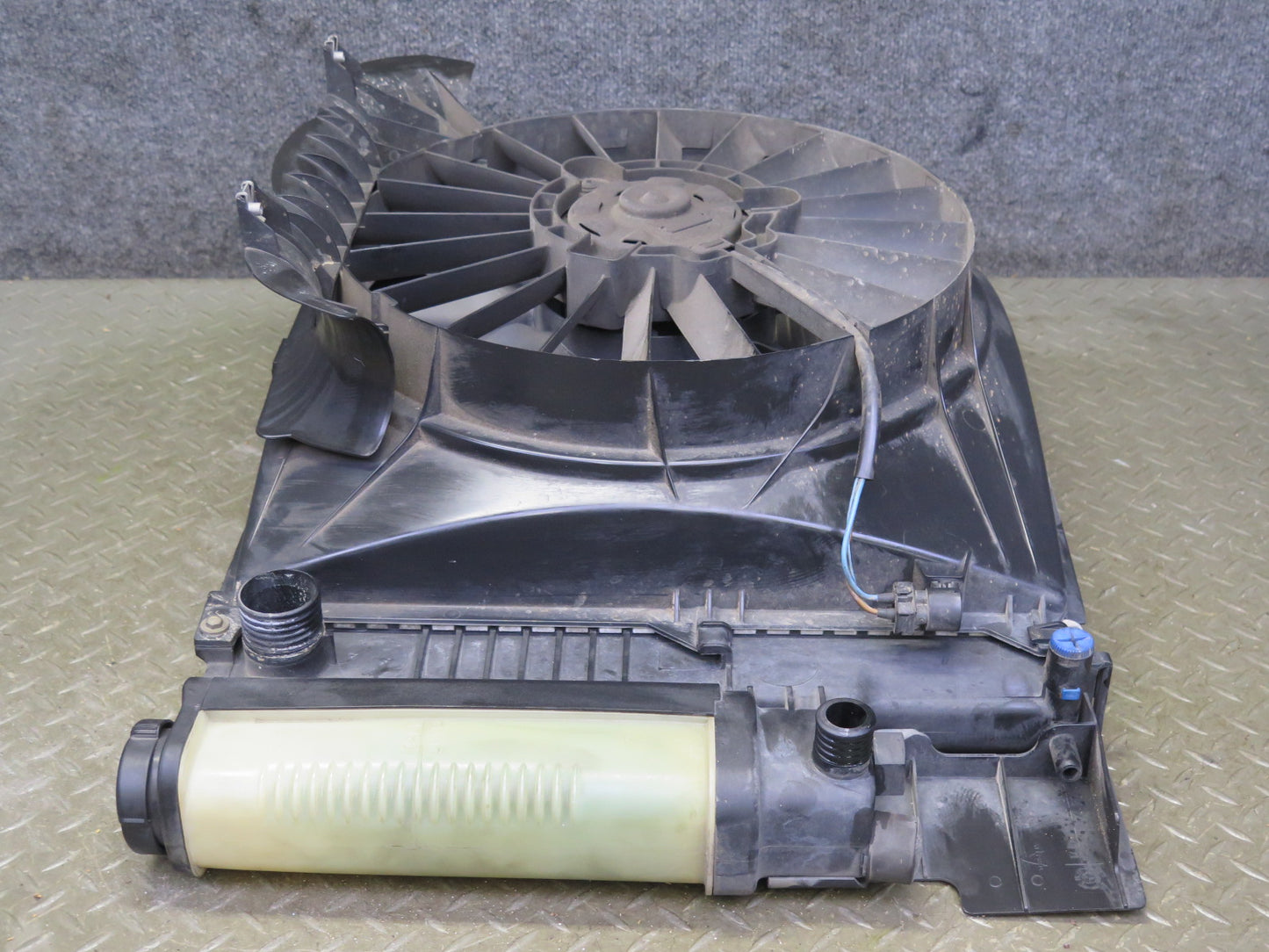 95-99 BMW E36 318ti 1.9L M44 Engine Cooling Fan Motor Shroud w Radiator OEM