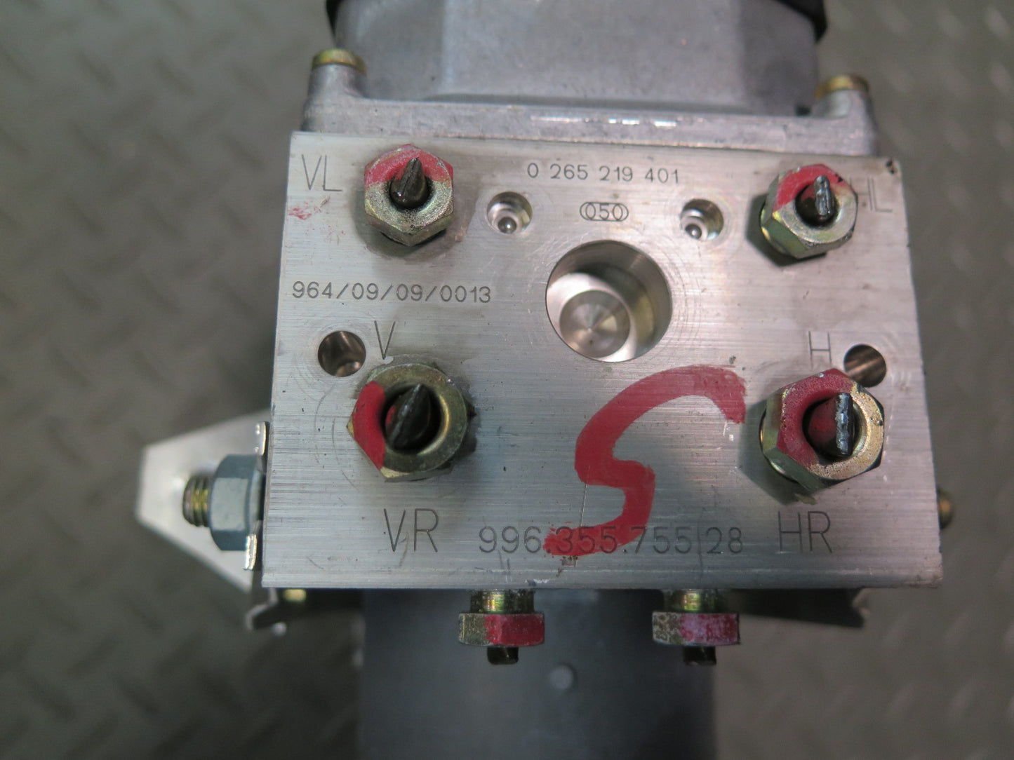 1999-2004 Porsche 911 996 Anti Lock Brake ABS Pump Module 99635575528 OEM