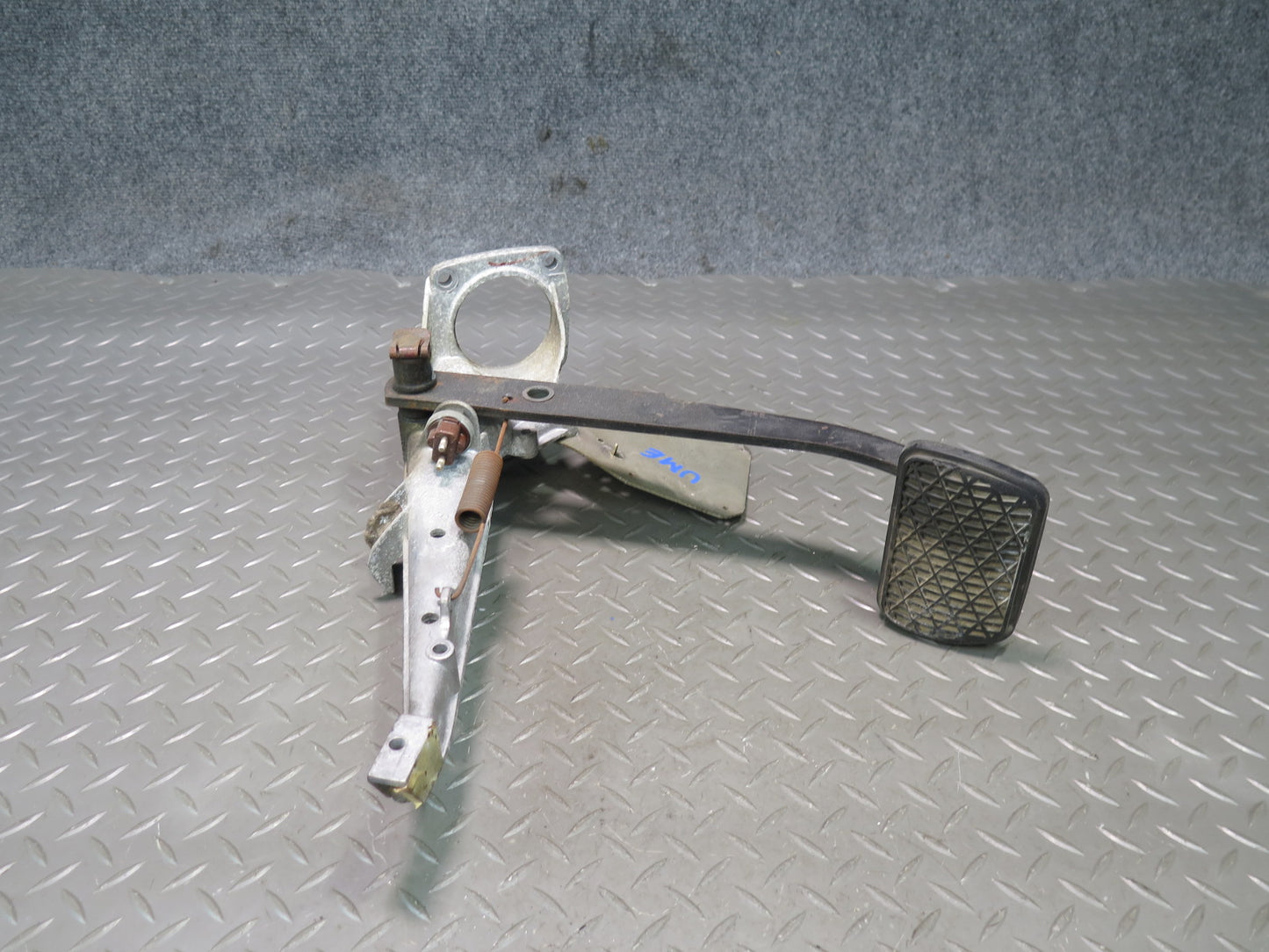 75-76 Mercedes W115 300D A/T Brake Brake Pedal w Bracket Mount Assembly OEM