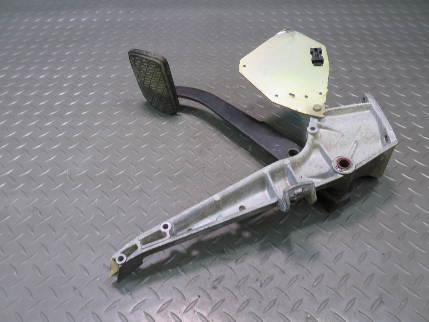 75-76 Mercedes W115 300D A/T Brake Brake Pedal w Bracket Mount Assembly OEM
