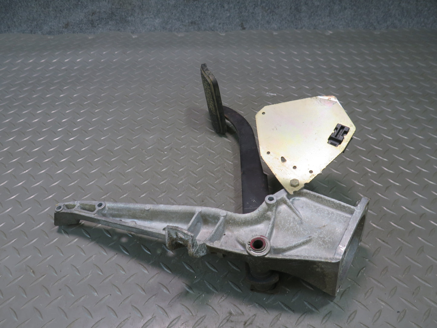 75-76 Mercedes W115 300D A/T Brake Brake Pedal w Bracket Mount Assembly OEM