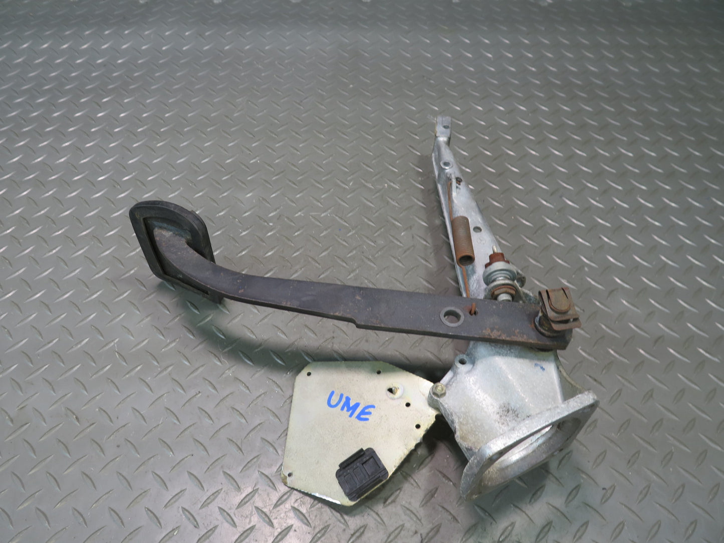 75-76 Mercedes W115 300D A/T Brake Brake Pedal w Bracket Mount Assembly OEM