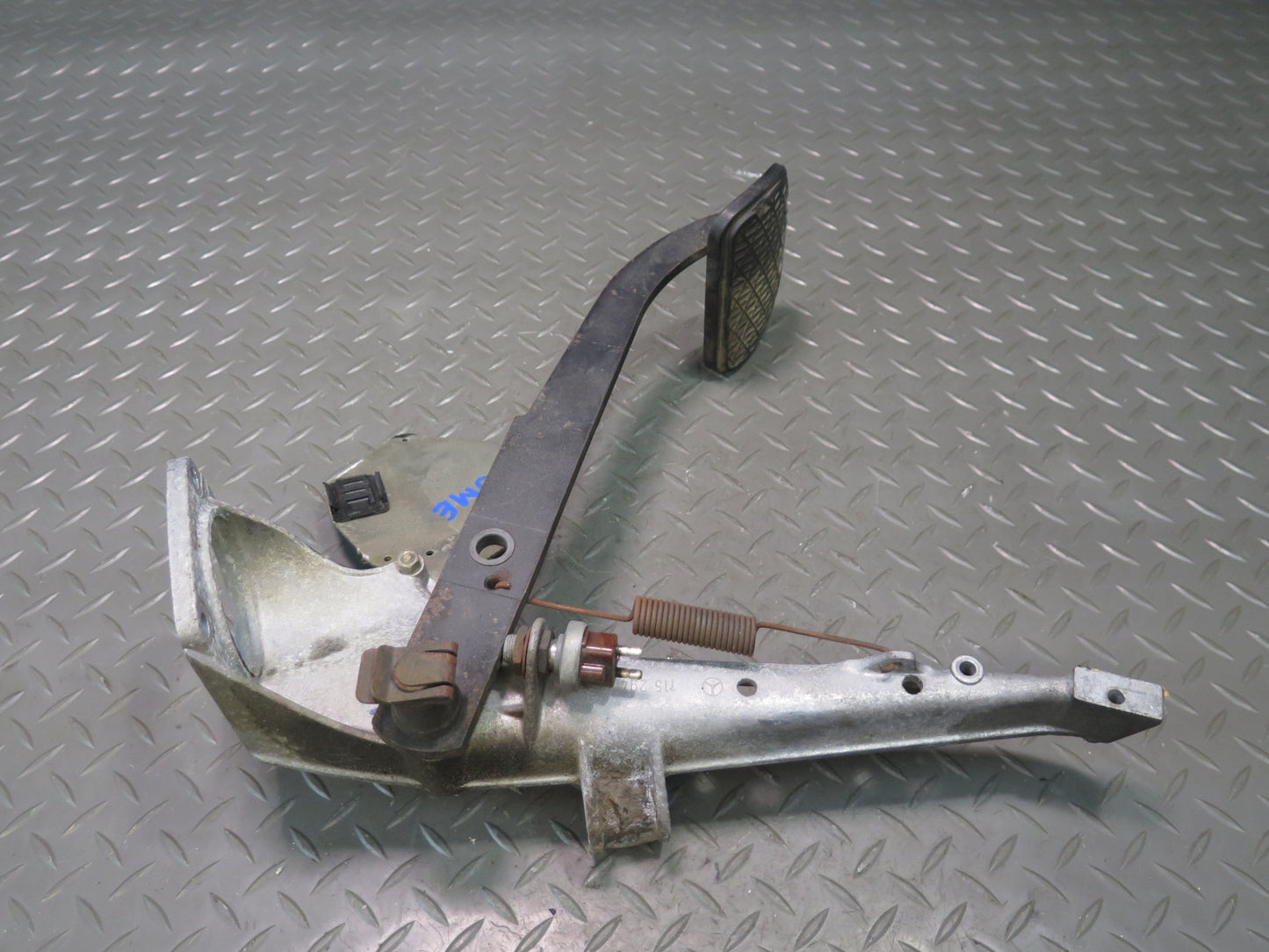 75-76 Mercedes W115 300D A/T Brake Brake Pedal w Bracket Mount Assembly OEM
