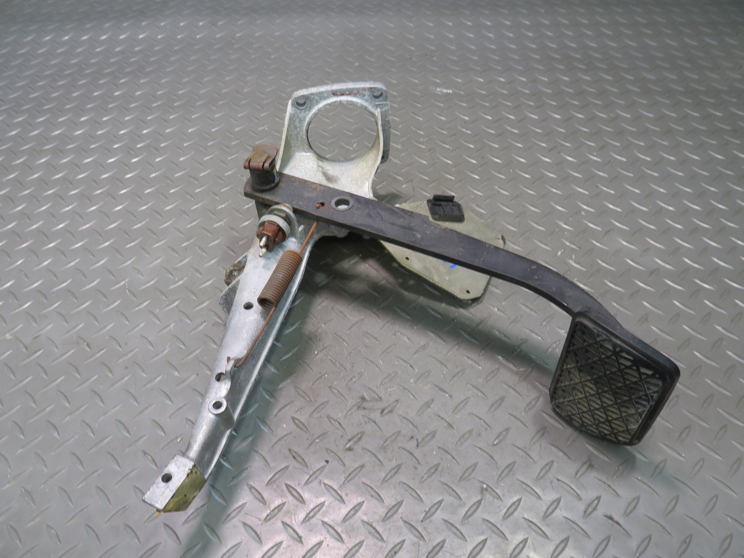 75-76 Mercedes W115 300D A/T Brake Brake Pedal w Bracket Mount Assembly OEM