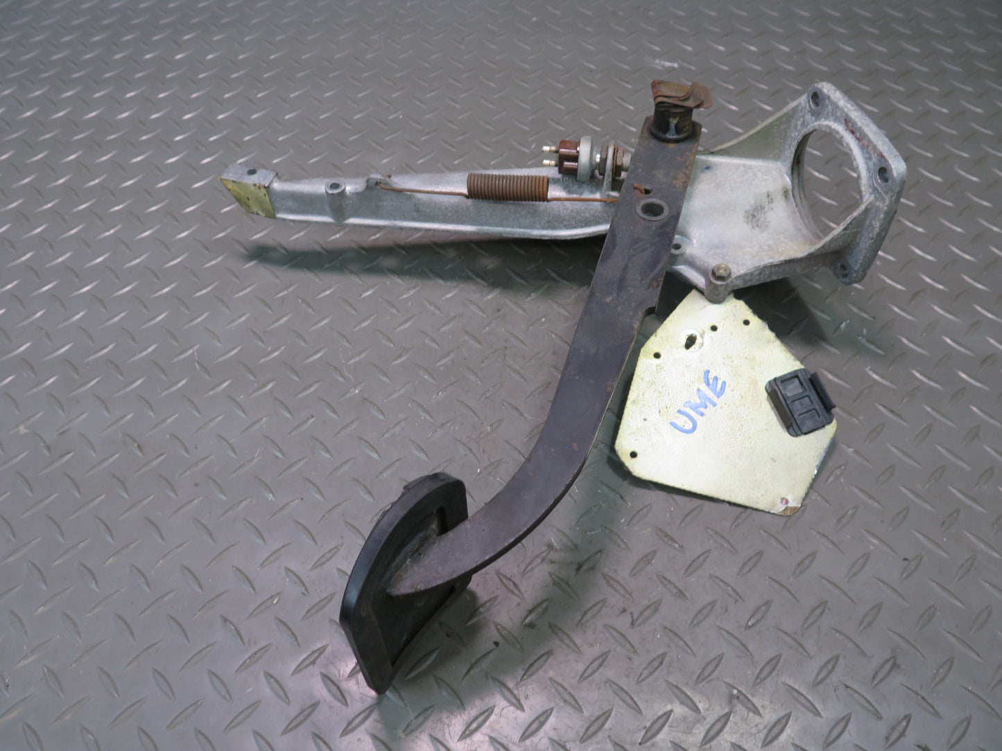 75-76 Mercedes W115 300D A/T Brake Brake Pedal w Bracket Mount Assembly OEM