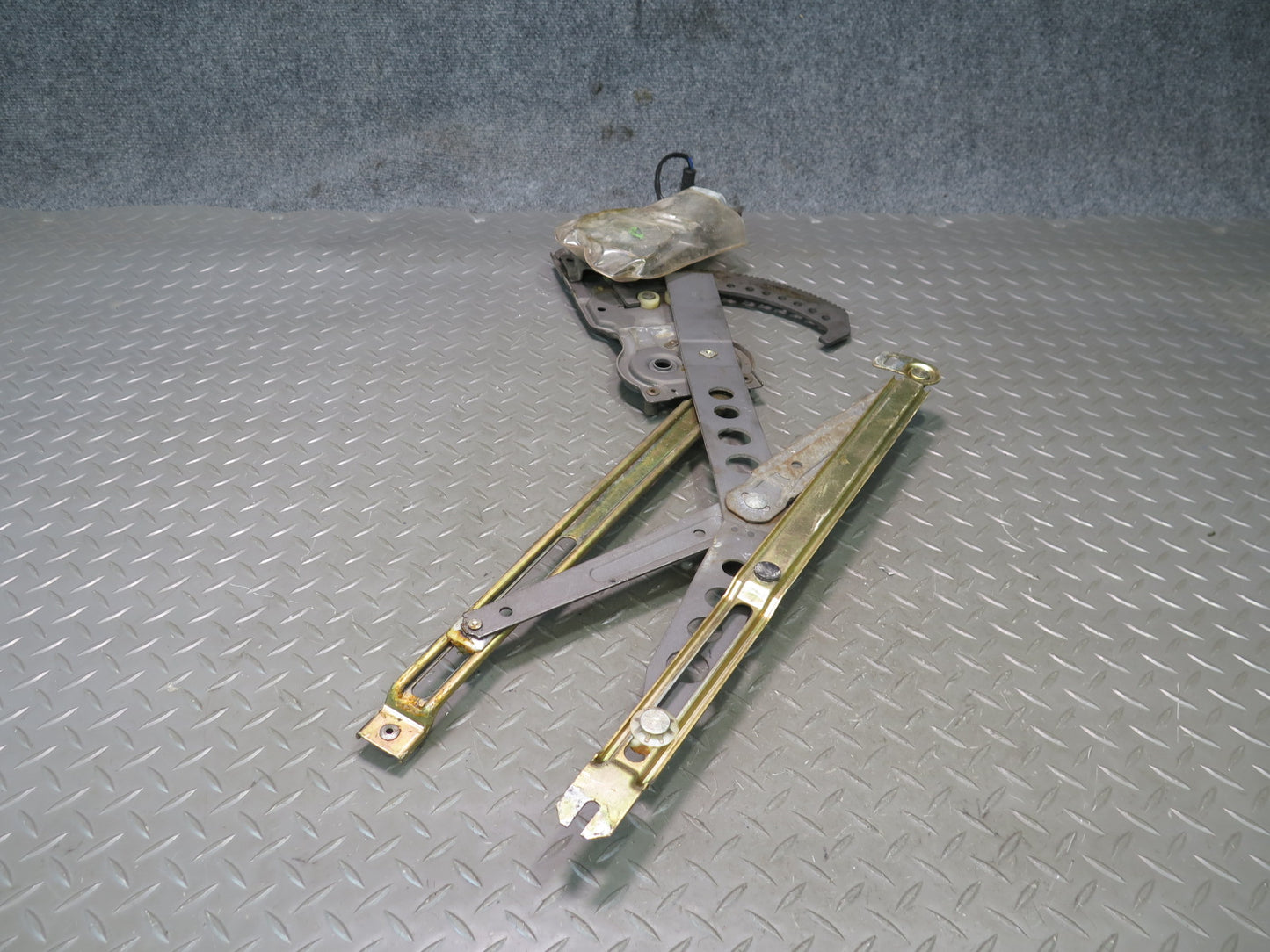 78-89 BMW E24 633CSi 635CSi Right Passenger Door Window Regulator w Motor OEM