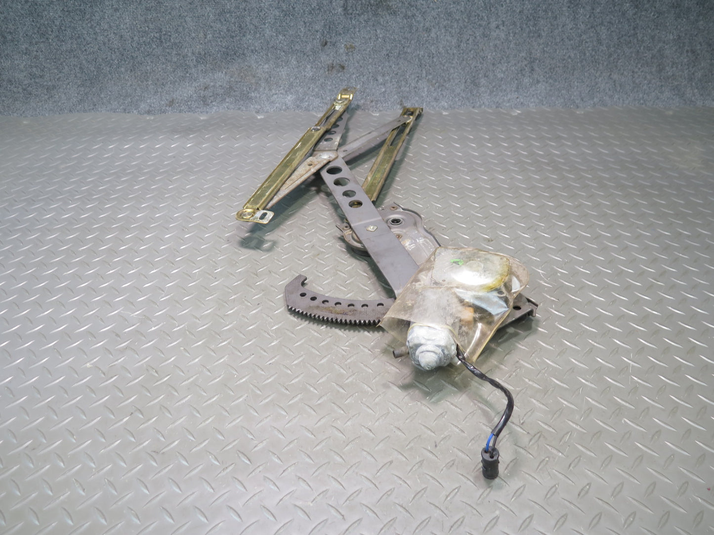 78-89 BMW E24 633CSi 635CSi Right Passenger Door Window Regulator w Motor OEM