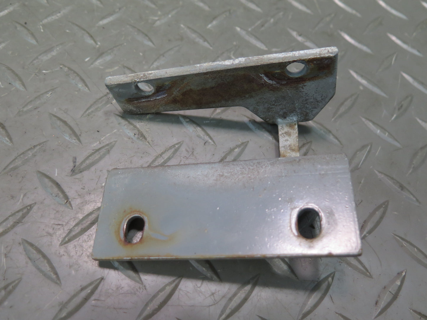 78-89 BMW E24 633CSI 635CSI Front Left & Right Hood Bonnet Catch Bracket Set OEM