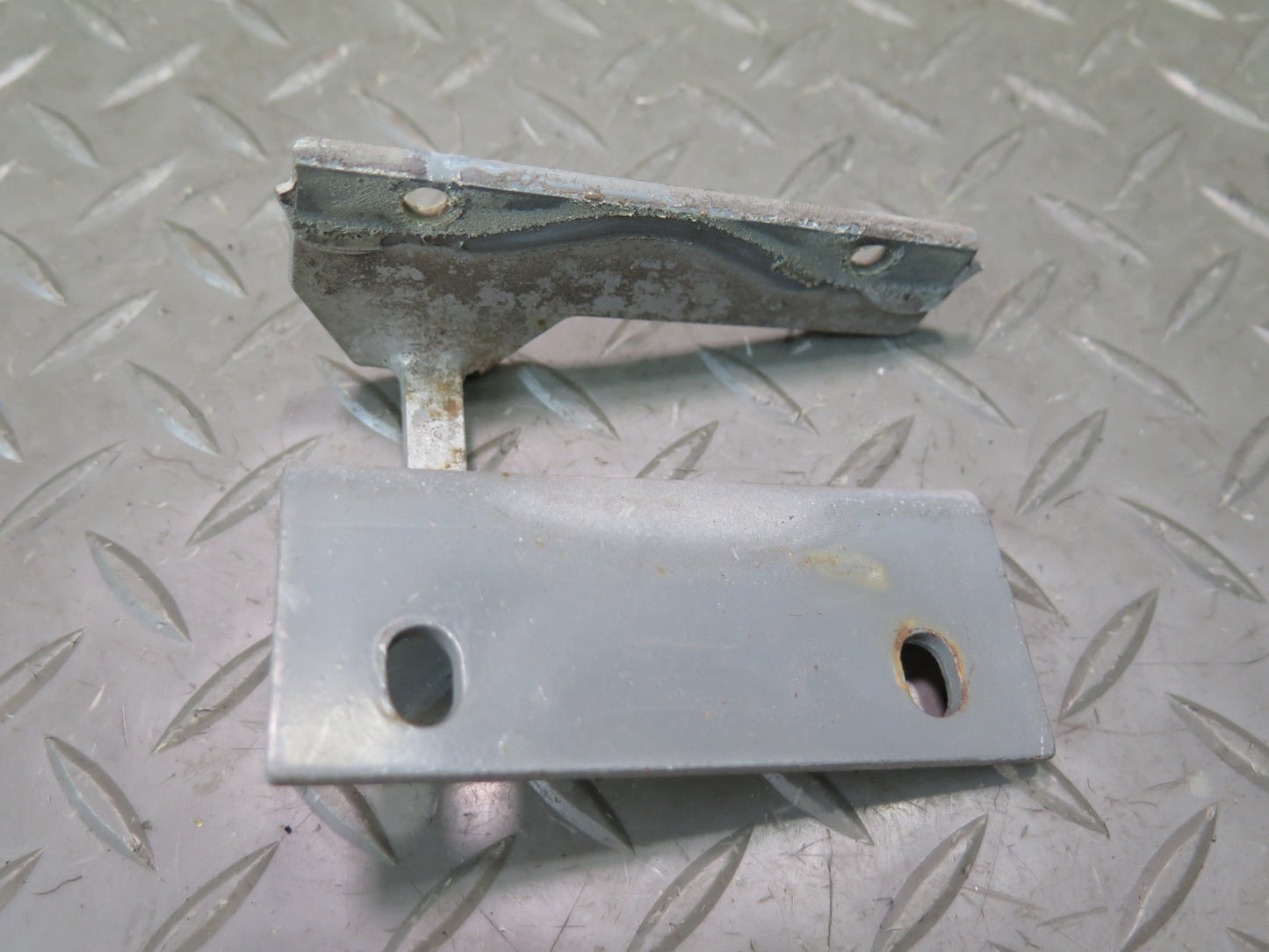 78-89 BMW E24 633CSI 635CSI Front Left & Right Hood Bonnet Catch Bracket Set OEM