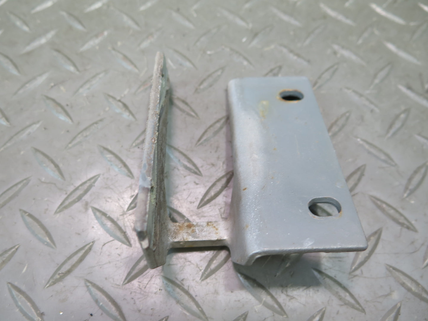 78-89 BMW E24 633CSI 635CSI Front Left & Right Hood Bonnet Catch Bracket Set OEM